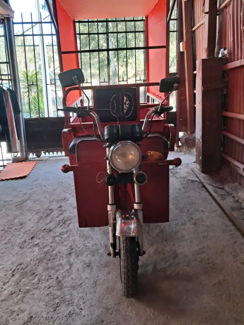 Motocarro rojo con toldo - 5