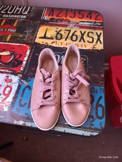 Zapatillas rosadas con cordones - miniatura 1