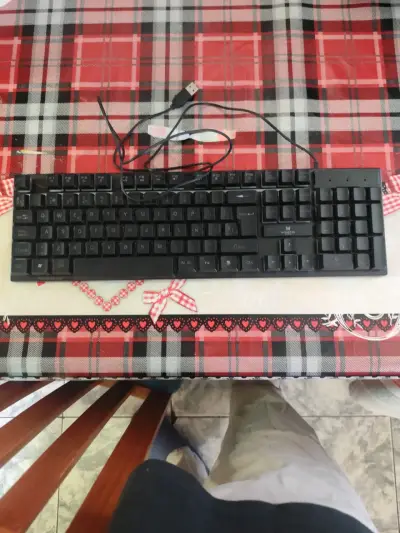 Teclado USB negro Gamer con RGB - miniatura 1