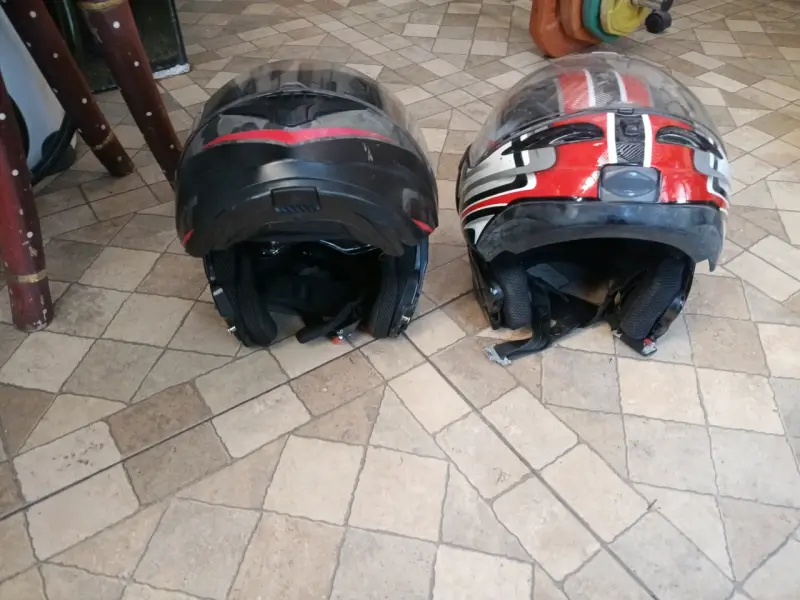 Cascos de moto negro y rojo-negro - 1
