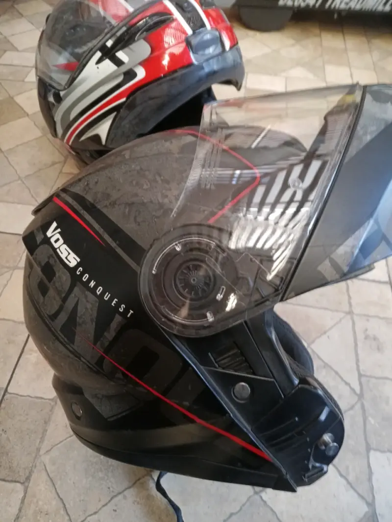 Cascos de moto negro y rojo-negro - 2