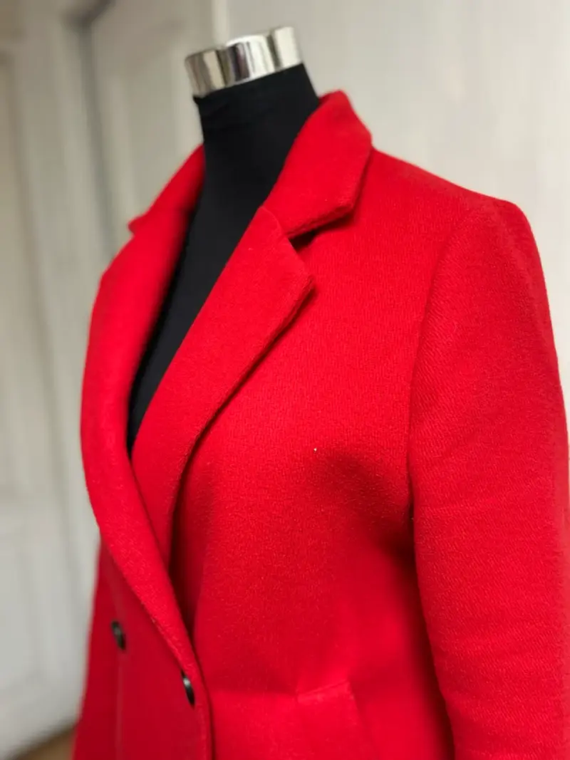 Abrigo rojo elegante mujer - 2