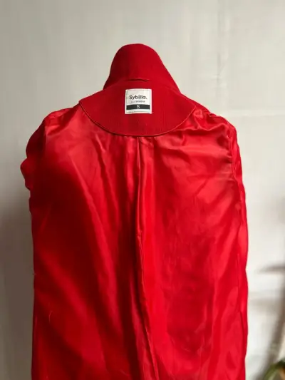 Abrigo rojo elegante mujer - miniatura 3