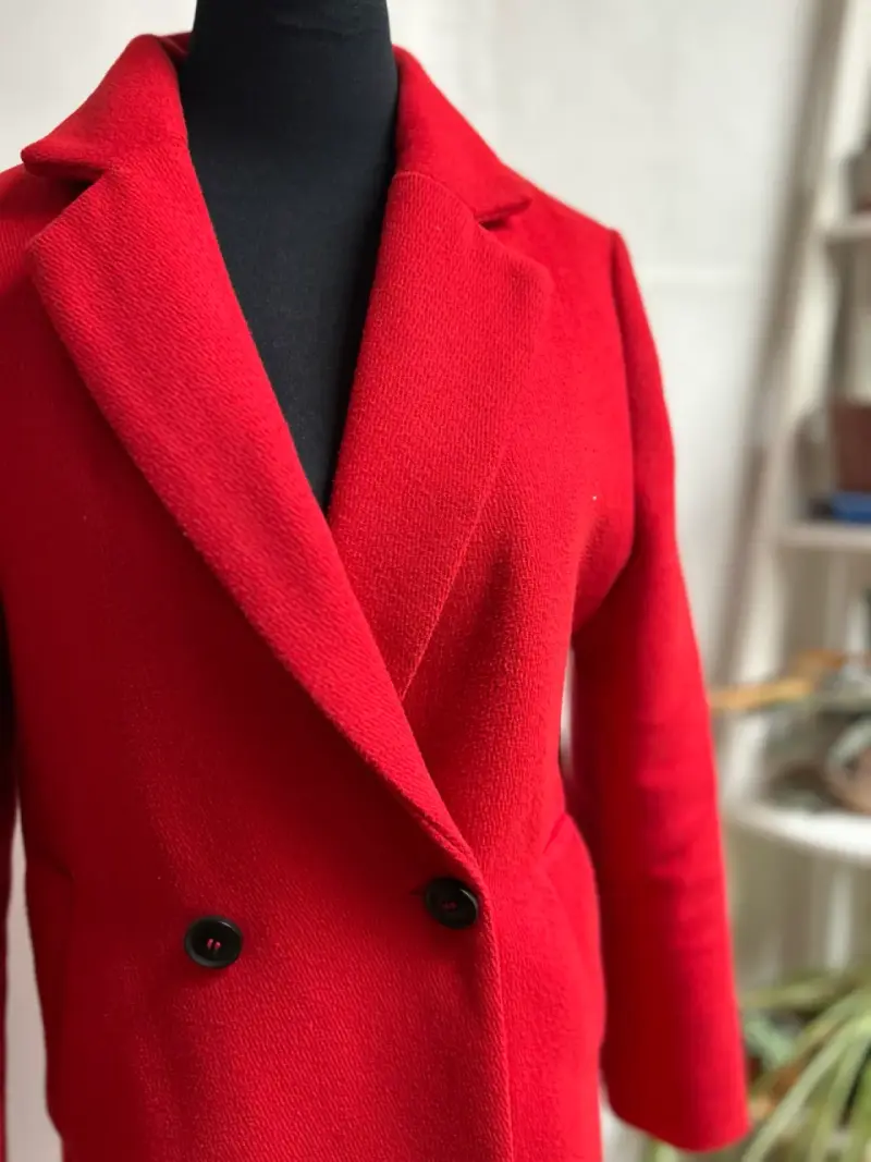 Abrigo rojo elegante mujer - 4