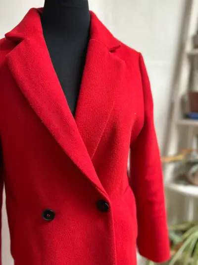 Abrigo rojo elegante mujer - miniatura 4