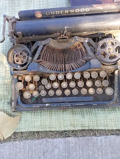 Máquina de escribir Underwood antigua - miniatura 1