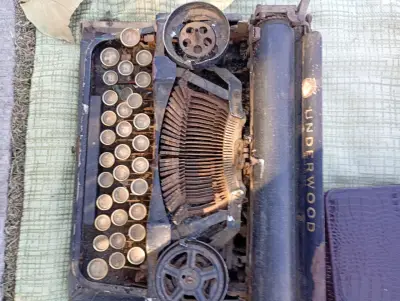 Máquina de escribir Underwood antigua - miniatura 3
