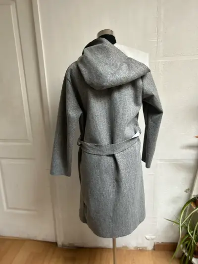 Abrigo gris claro con capucha - miniatura 3