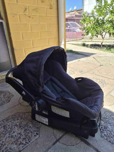 Silla de auto para bebé negra - miniatura 2