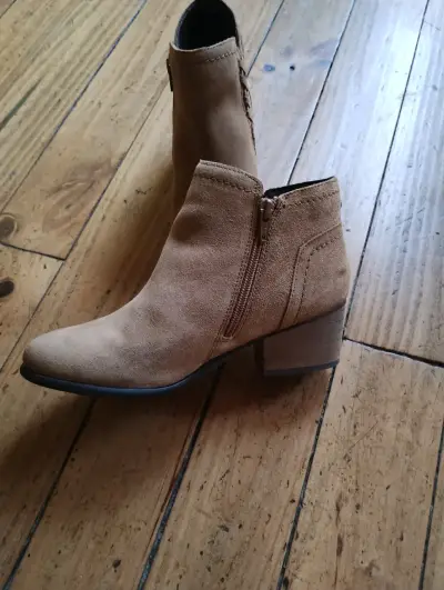 Botines camel de gamuza Apology - miniatura 1