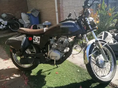 Moto Honda en buen estado - miniatura 1