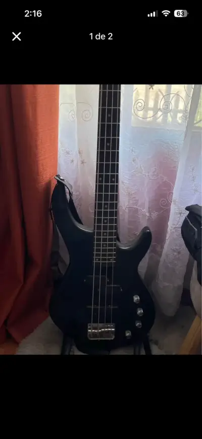 Bajo eléctrico negro en buen estado - miniatura 1