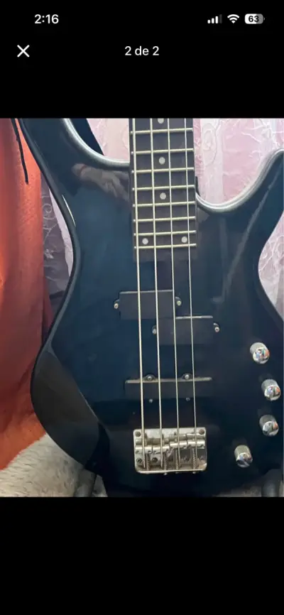 Bajo eléctrico negro en buen estado - miniatura 2