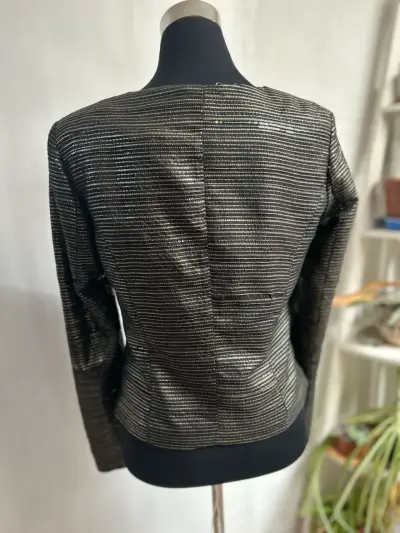 Chaqueta negra con cierre asimétrico - miniatura 3