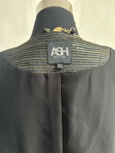 Chaqueta negra con cierre asimétrico - miniatura 4