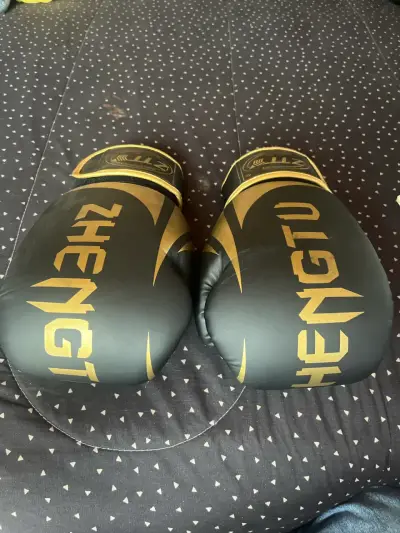 Guantes de boxeo negros - miniatura 1