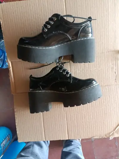 Zapatos negros con plataforma número 37 - miniatura 1