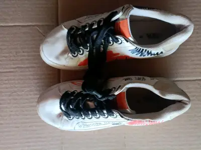 Zapatillas deportivas blancas con diseño - miniatura 1