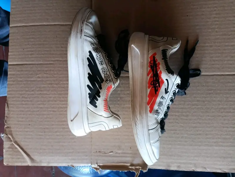 Zapatillas deportivas blancas con diseño - 2
