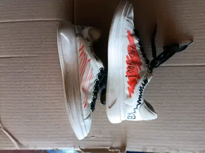 Zapatillas deportivas blancas con diseño - miniatura 3
