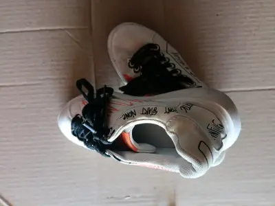 Zapatillas deportivas blancas con diseño - miniatura 4