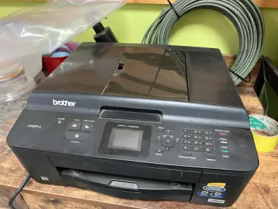 Impresora multifuncional Brother - miniatura 1