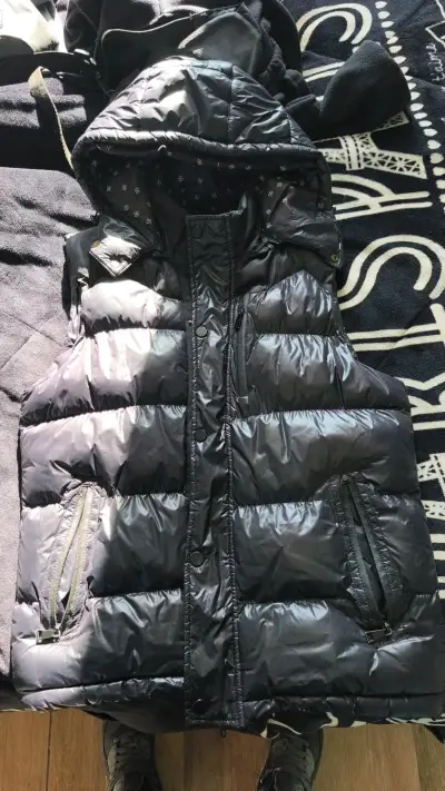 Chaqueta  acolchado negro con capucha - miniatura 1
