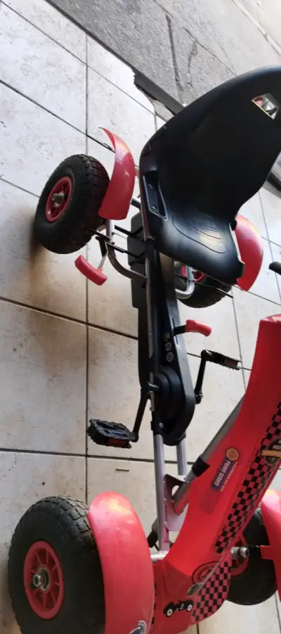 Kart con pedales infantil rojo - miniatura 2