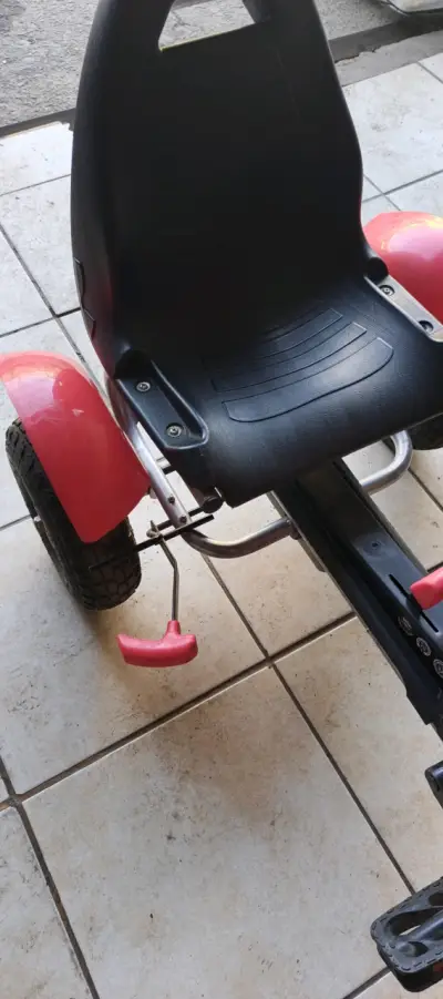 Kart con pedales infantil rojo - miniatura 5