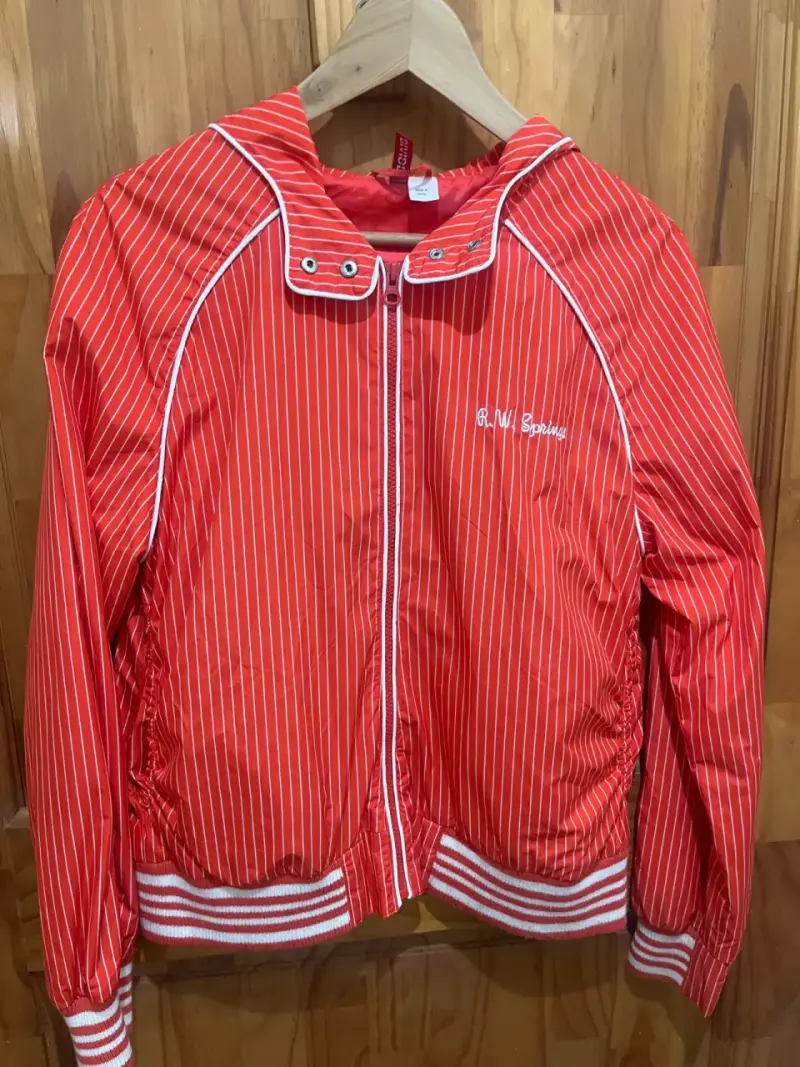 Chaqueta roja a rayas - 1