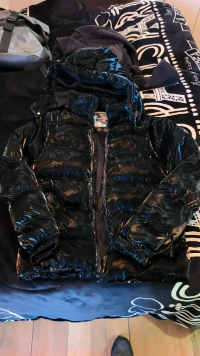Chaqueta de invierno negra brillante - miniatura 1