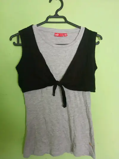 Polera gris con chaleco negro - miniatura 1