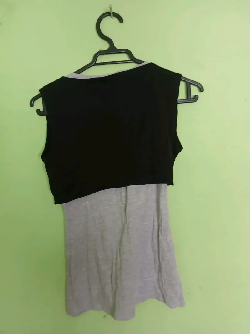 Polera gris con chaleco negro - 2