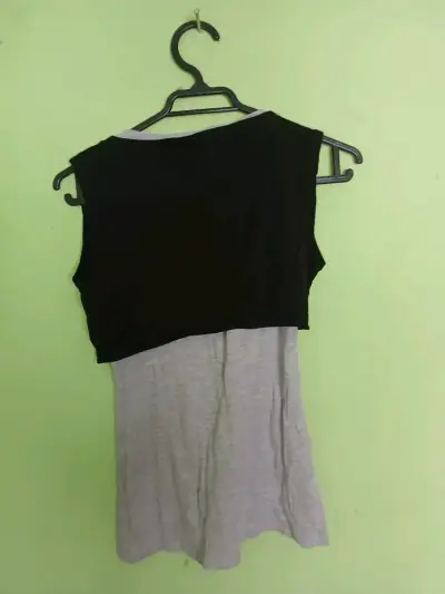 Polera gris con chaleco negro - miniatura 2