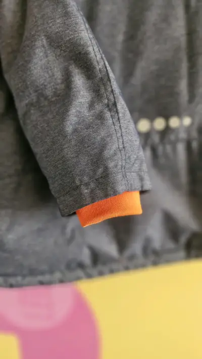 Chaqueta azul con capucha - miniatura 4