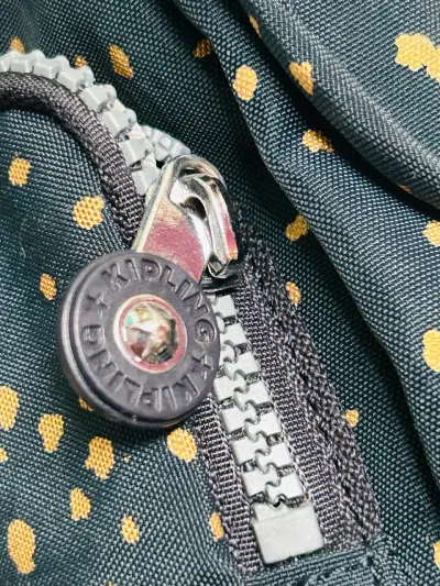 Mochila azul con dorado réplica  Kipling - miniatura 4