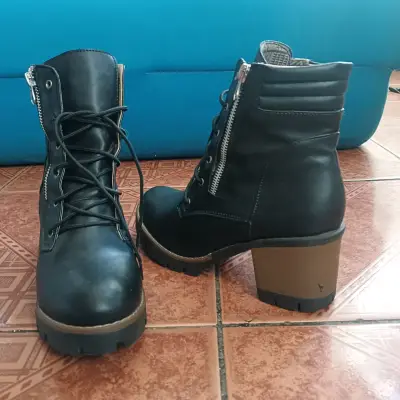 Botas negras con tacos altos - miniatura 1