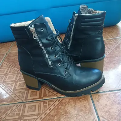 Botas negras con tacos altos - miniatura 2