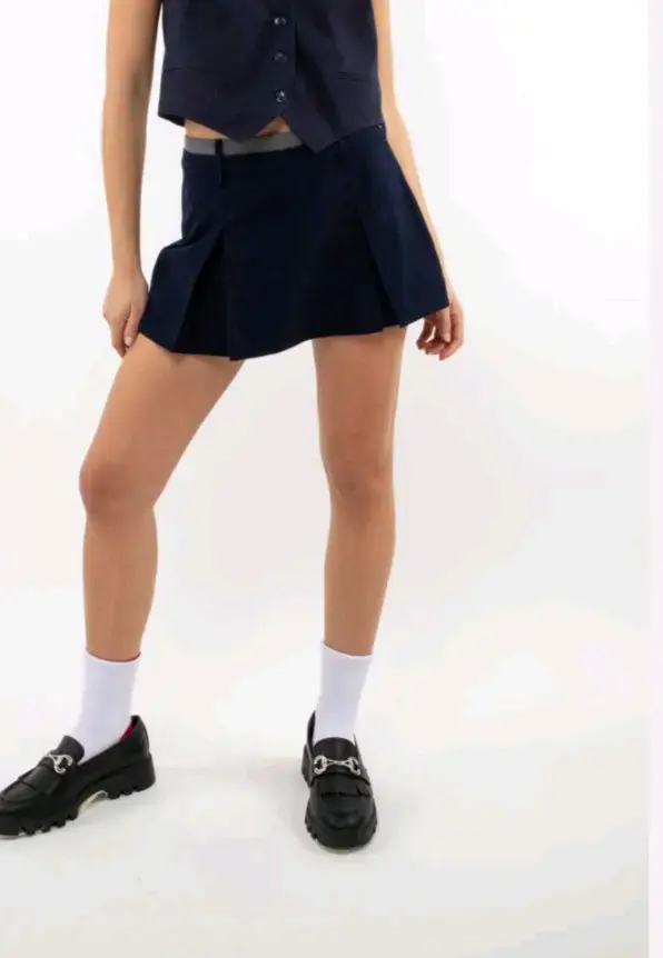 Falda corta azul plisada