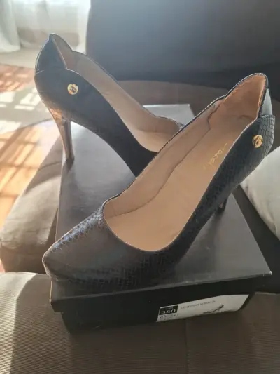 Zapatos de tacón negro elegante - miniatura 1