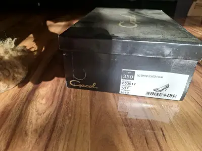 Zapatos de tacón negro elegante - miniatura 4