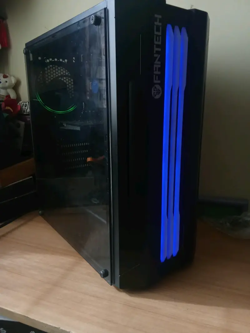 Gabinete PC Fantech con luz LED - 1