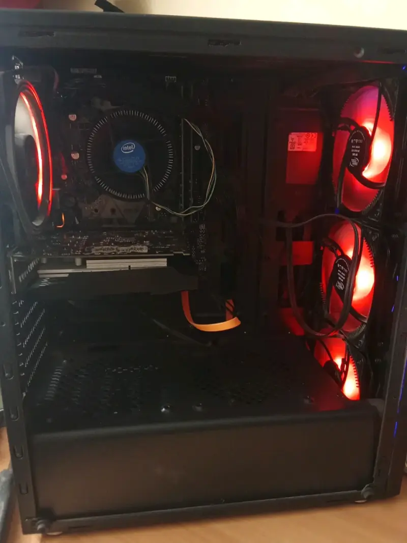 Gabinete PC Fantech con luz LED - 2