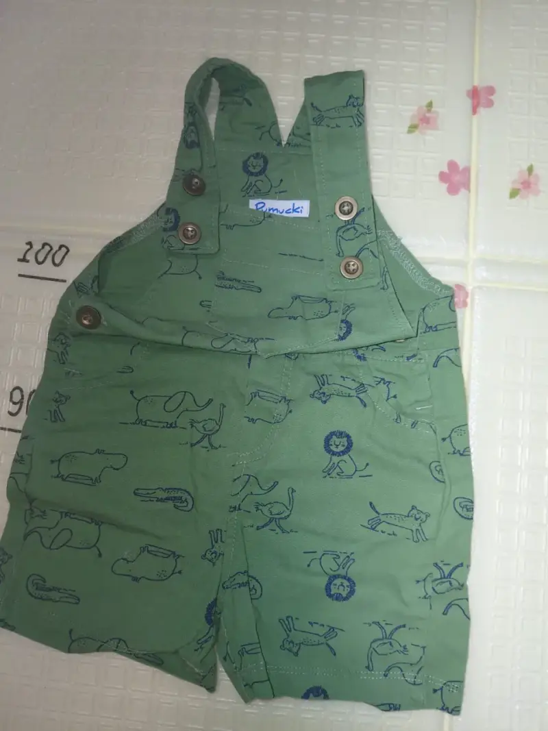 Peto verde para bebé con estampado