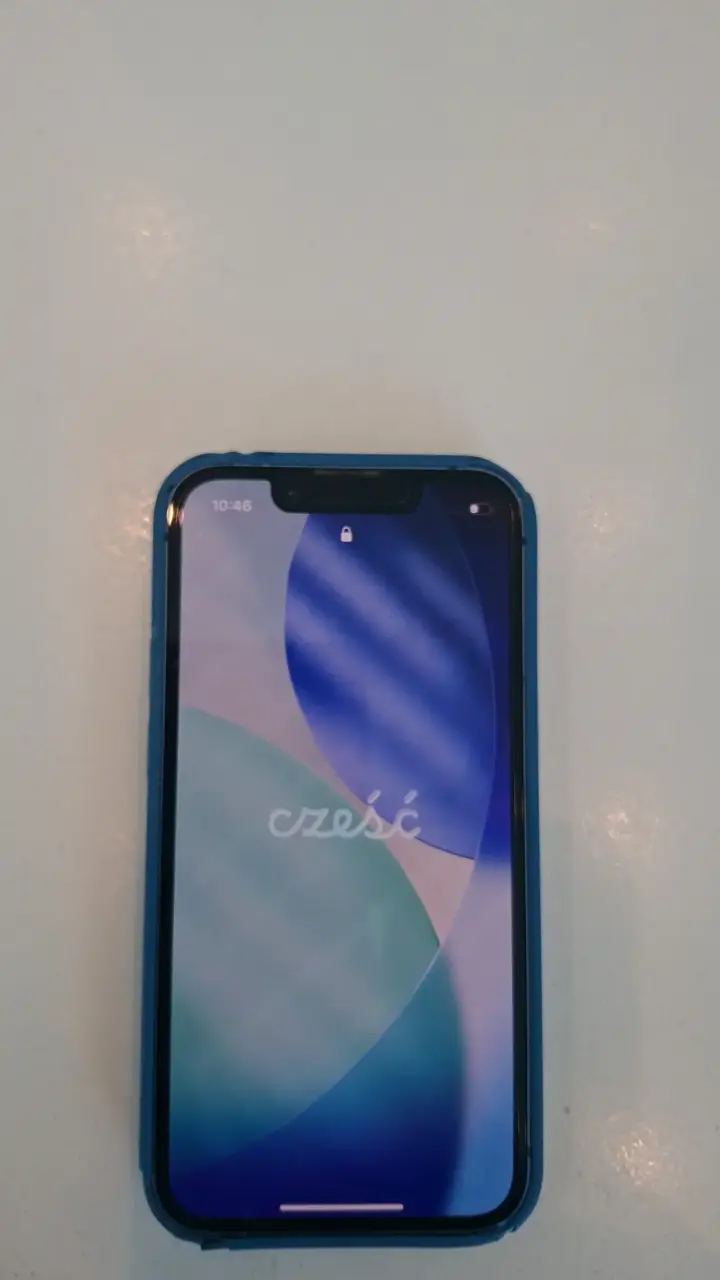 Iphone 13 con funda Original azul - 2