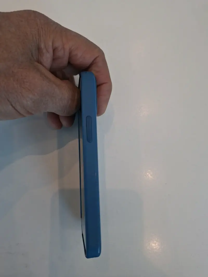 Iphone 13 con funda Original azul - 3