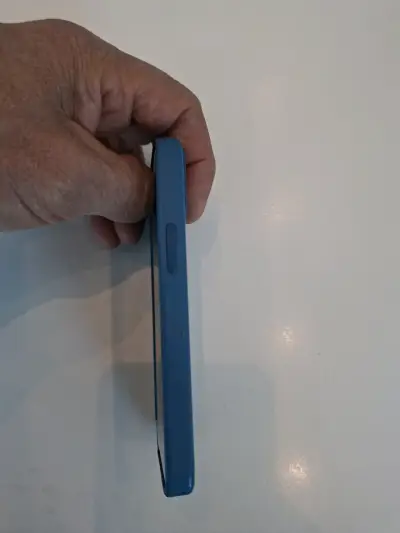 Iphone 13 con funda Original azul - miniatura 3
