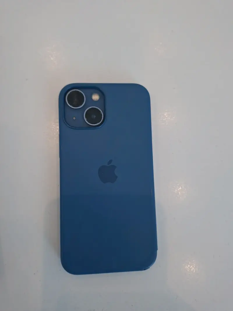 Iphone 13 con funda Original azul - 4