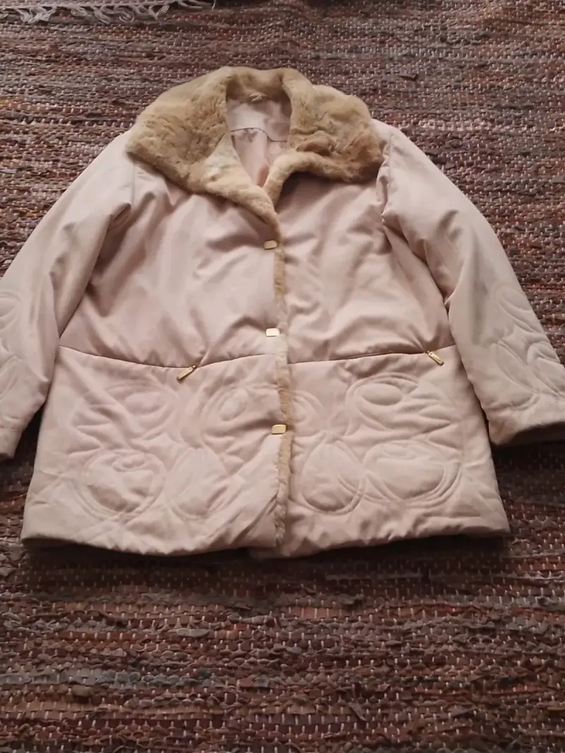 Abrigo beige con cuello de piel - 1