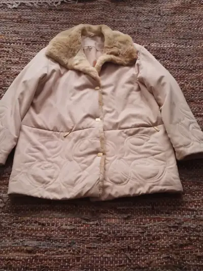 Abrigo beige con cuello de piel - miniatura 1